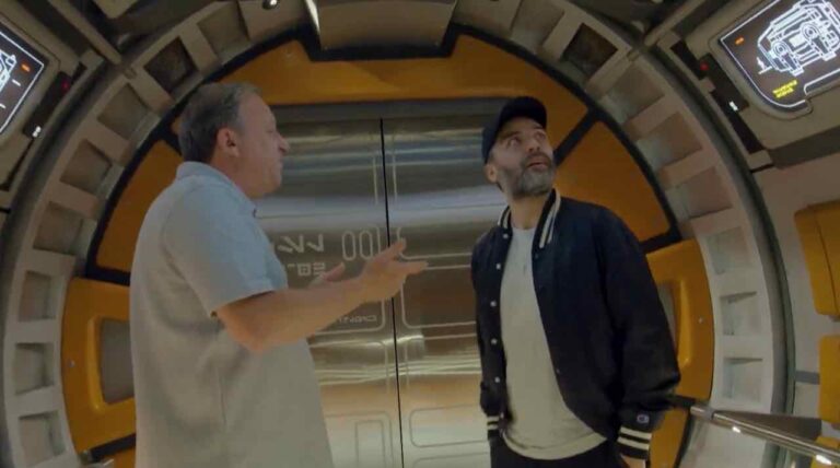 Oscar Isaac a bocca aperta nel tour del hotel Star Wars: Galactic Starcruiser