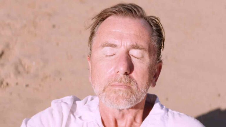 Tim Roth racconta la sua esperienza sul set di Sundown, il nuovo film di Michel Franco