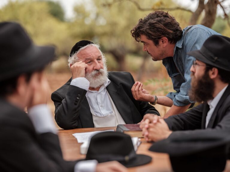 Alla vita: trailer del film con Riccardo Scamarcio e Lou De Laâge Alla vita: trailer del film con Riccardo Scamarcio e Lou De Laâge