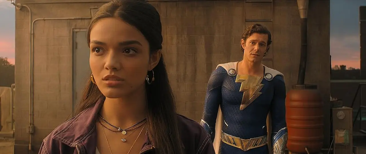 Rachel Zegler e Adam Brody in Shazam! Furia degli Dei