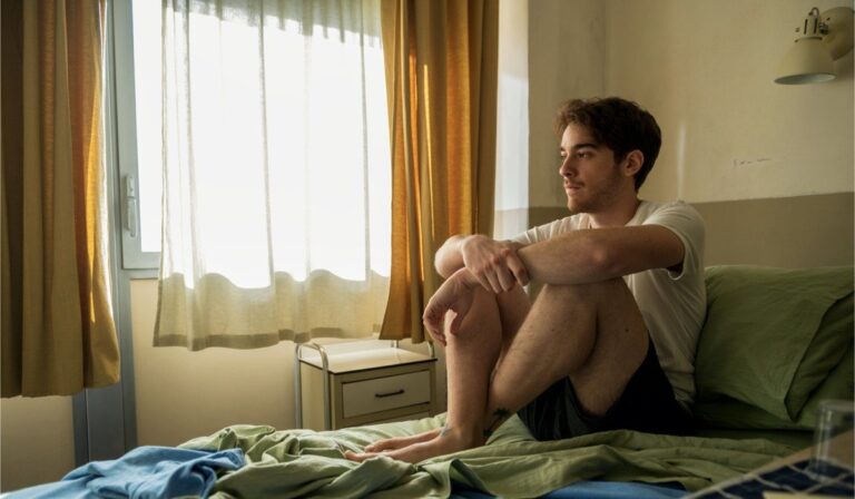 Tutto chiede salvezza: trailer della nuova serie Netflix Italia di Francesco Bruni