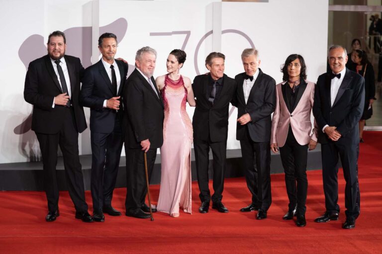 Venezia 79, foto dal red carpet: Christoph Waltz, Willem Dafoe, Rachel Brosnahan e Walter Hill