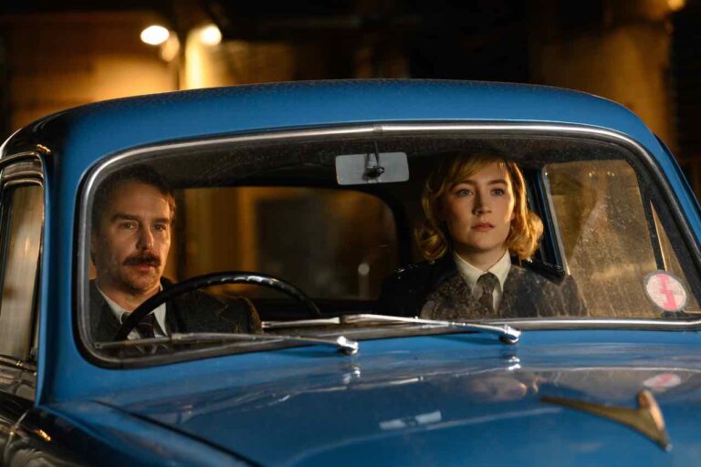 Omicidio nel West End: recensione del film con Saoirse Ronan e Sam Rockwell