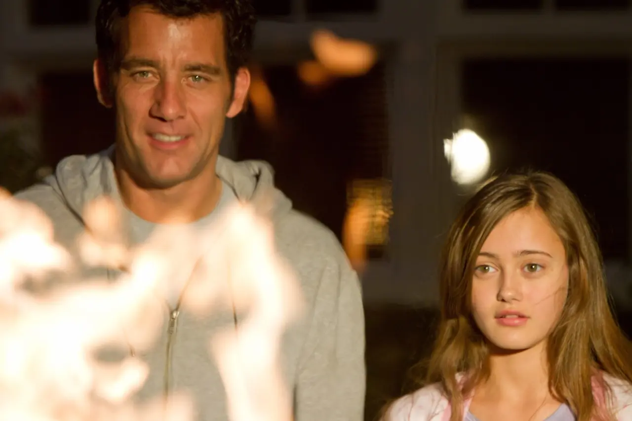 Clive Owen e Ella Purnell in Intruders