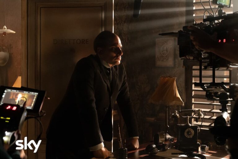 M. Il figlio del secolo: Luca Marinelli nei panni di Mussolini nelle prime foto dal set della serie Sky Original