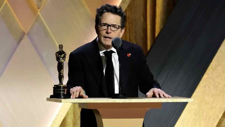 Michael J. Fox ritira il suo Premio Oscar alla Carriera: “Grazie, mi fate tremare!”