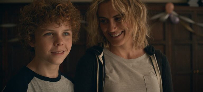 Dear Edward: prime foto della nuova serie AppleTV+ con Taylor Schilling