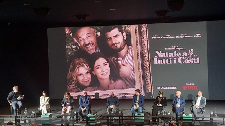 Natale a tutti i costi, la conferenza stampa del nuovo film di Natale con Christian De Sica e Angela Finocchiaro