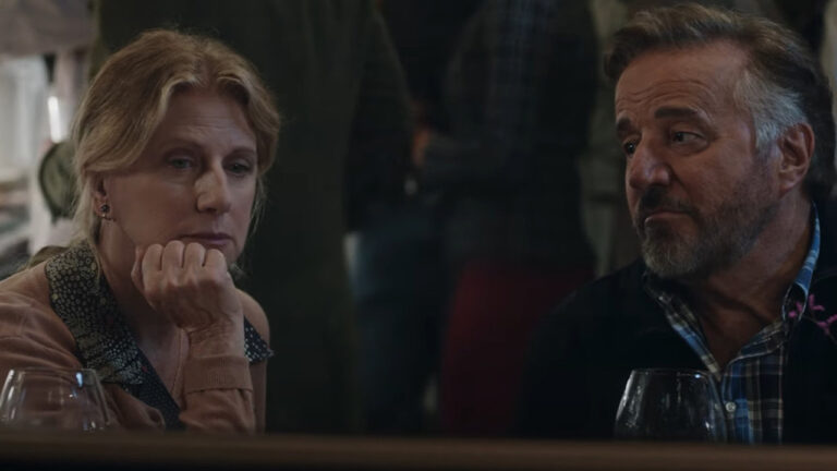 Natale a tutti i costi, la recensione del film Netflix con Christian De Sica e Angela Finocchiaro