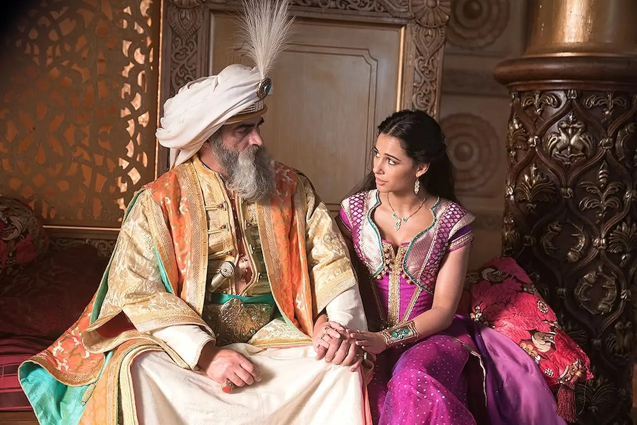 Navid Negahban e Naomi Scott in Aladdin