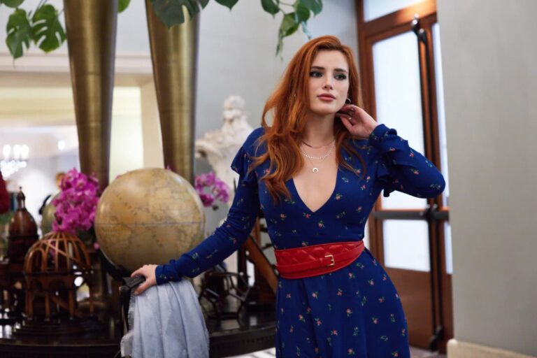 Bella Thorne rivela che Disney Channel l’ha quasi licenziata per aver indossato un bikini in spiaggia all’età di 14 anni