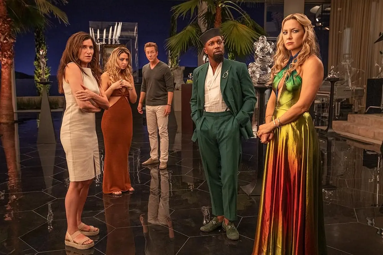 Edward Norton, Kate Hudson, Kathryn Hahn, Leslie Odom Jr. e Madelyn Cline in Glass Onion - Knives Out
