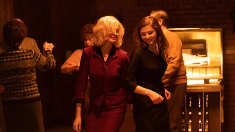 Eileen: prime foto del thriller con Anne Hathaway e Thomasin McKenzie