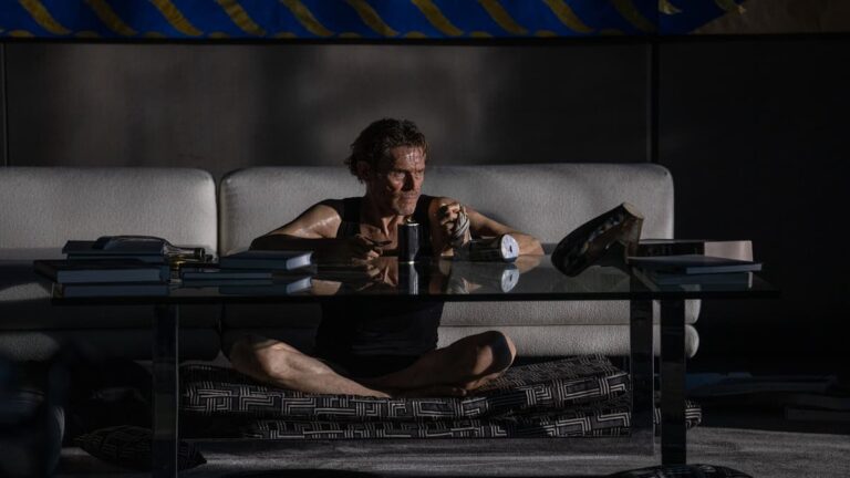 Willem Dafoe è intrappolato nell’ultimo poster Inside