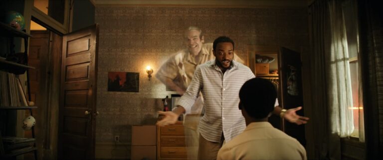 Un fantasma in casa: trailer della commedia Netflix con Anthony Mackie & David Harbour