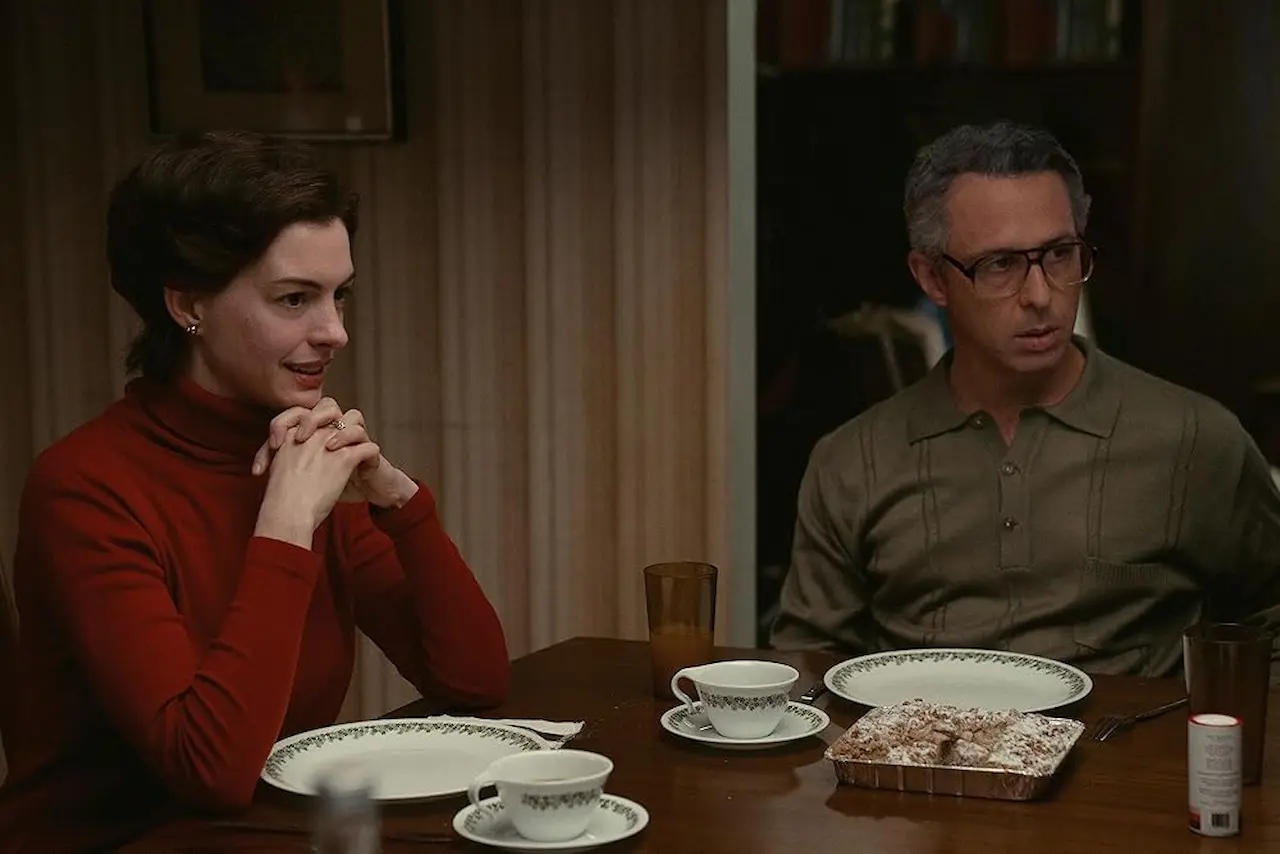 Anne Hathaway e Jeremy Strong in Armageddon Time - Il tempo dell'apocalisse