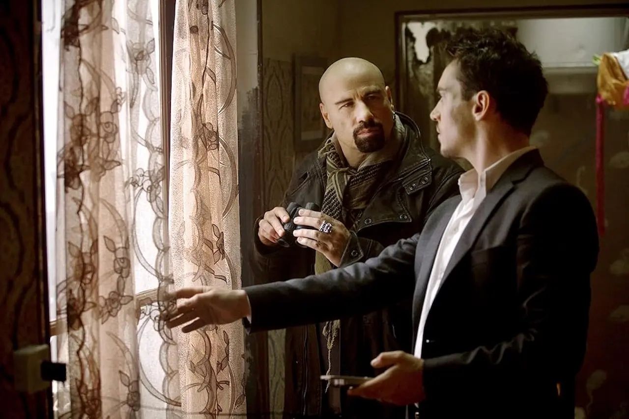 Jonathan Rhys Meyers e John Travolta in From Paris with Love