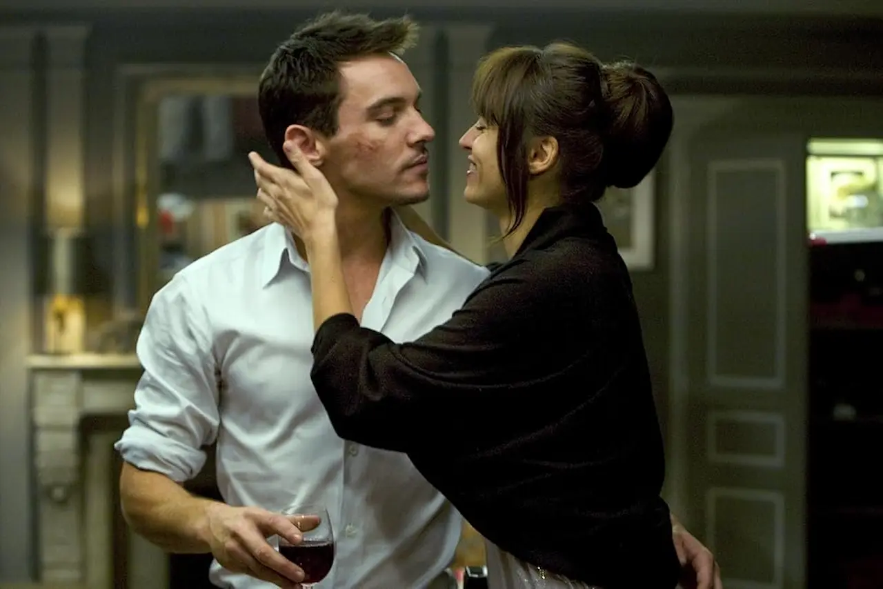 Jonathan Rhys Meyers e Kasia Smutniak in From Paris with Love