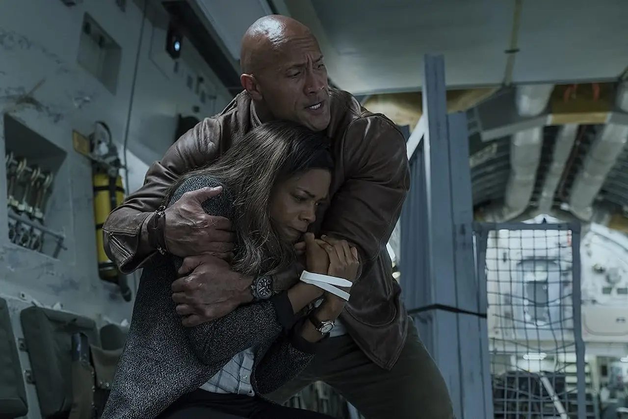 Naomie Harris e Dwayne Johnson in Rampage - Furia animale