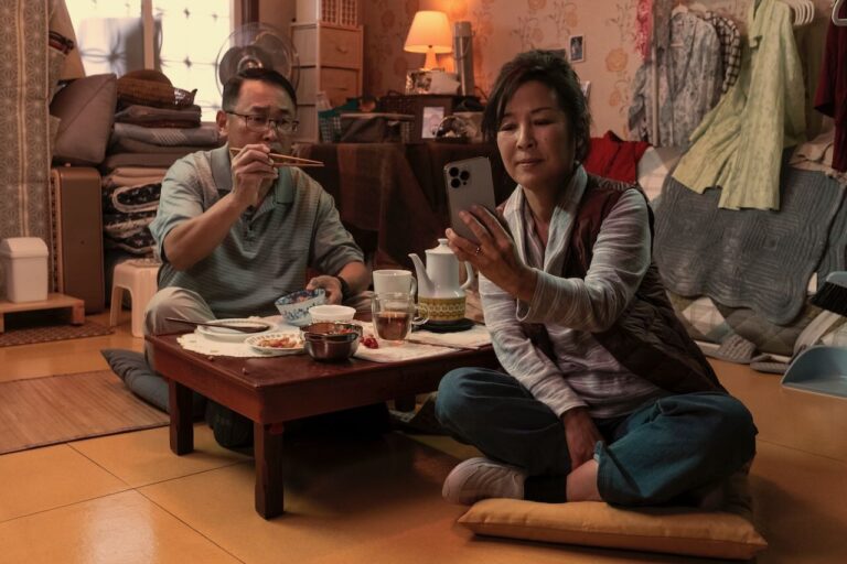 Lo scontro, la recensione della serie Netflix con Steven Yeun e Ali Wong