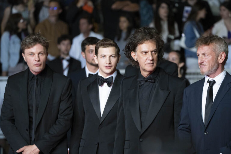 Festival di Cannes: foto dal red carpet di Black Flies con Sean Penn