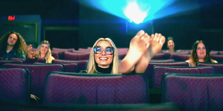 C’era una volta a Hollywood, ecco perché Margot Robbie ha i piedi sporchi nella scena del cinema