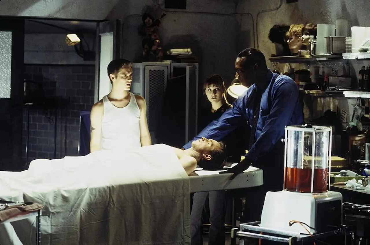 Devon Sawa, Ali Larter, Chad Donella e Tony Todd in Final Destination