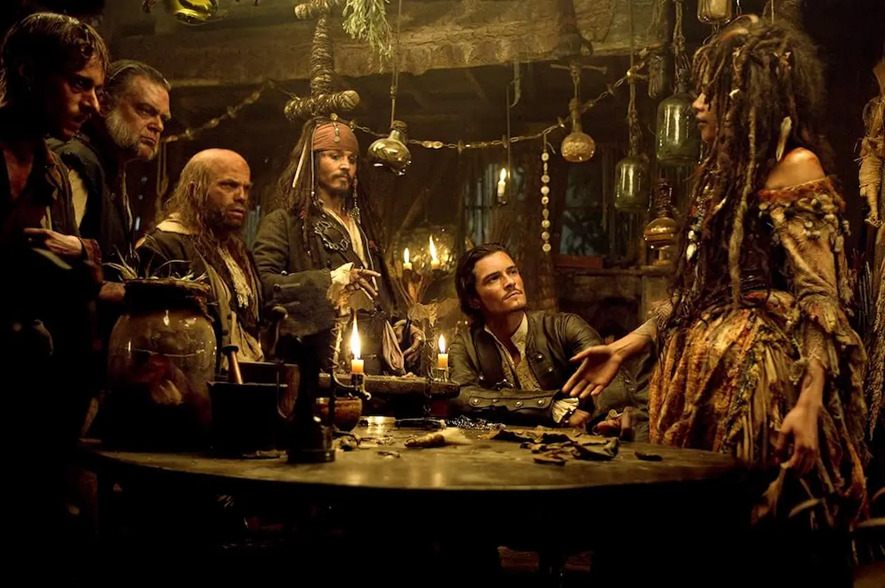 Johnny Depp, Lee Arenberg, Orlando Bloom, Mackenzie Crook, Naomie Harris e Kevin McNally in Pirati dei Caraibi - La maledizione del forziere fantasma