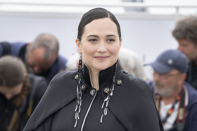 Lily Gladstone protagonista dell’adattamento di Charlie Kaufman di The Memory Police