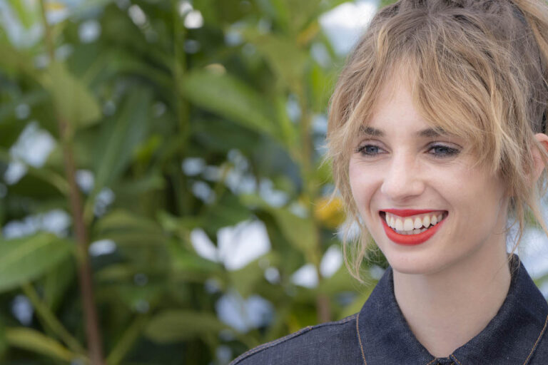 Maya Hawke nella serie Netflix God of the Woods Maya Hawke nella serie Netflix God of the Woods