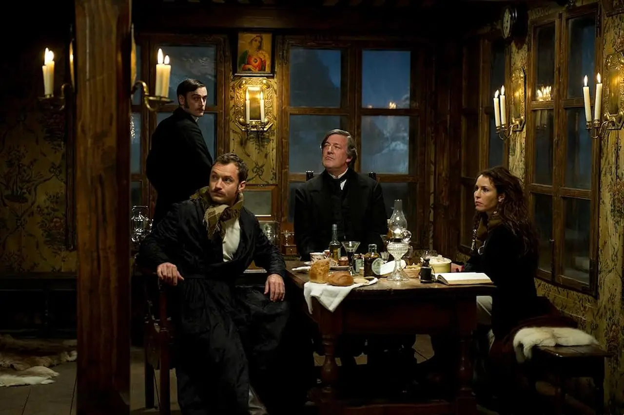 Jude Law, Stephen Fry, Noomi Rapace e Jack Laskey in Sherlock Holmes - Gioco di ombre