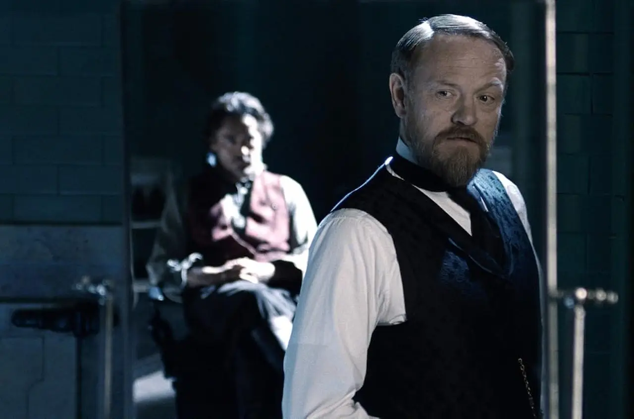 Robert Downey Jr. e Jared Harris in Sherlock Holmes - Gioco di ombre