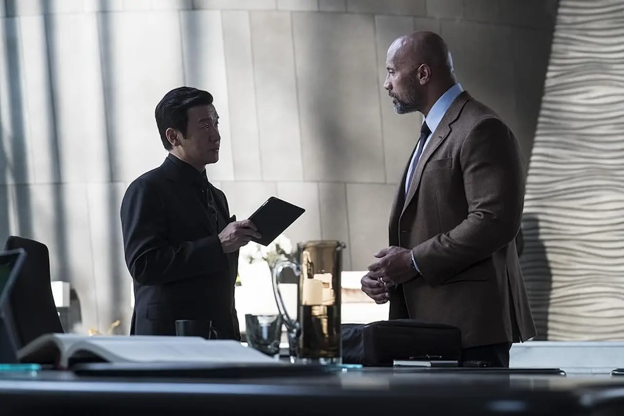 Dwayne Johnson e Chin Han in Skyscraper