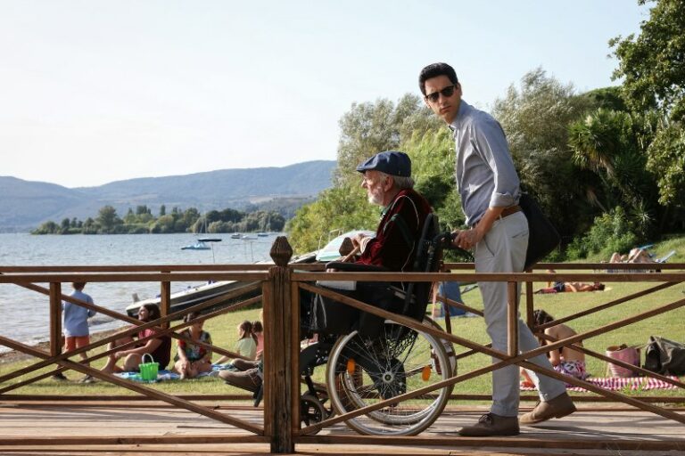 Il più bel secolo della mia vita: recensione del film con Valerio Lundini e Sergio Castellitto
