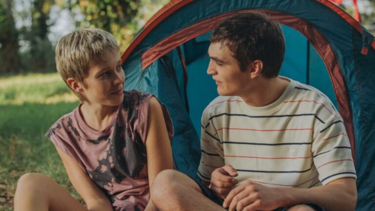 Noi anni luce: la recensione del film di Tiziano Russo