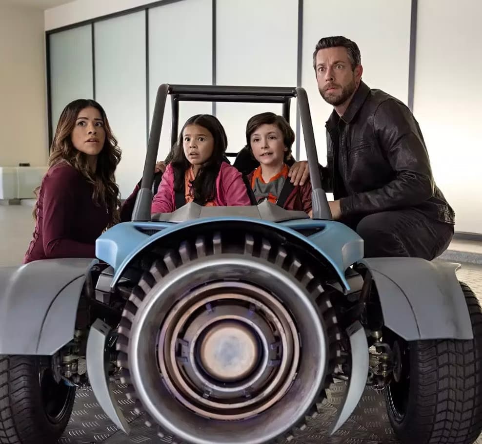 Gina Rodriguez e Zachary Levi proteggono la loro famiglia nella prima foto di Spy Kids: Armageddon Gina Rodriguez e Zachary Levi proteggono la loro famiglia nella prima foto di Spy Kids: Armageddon