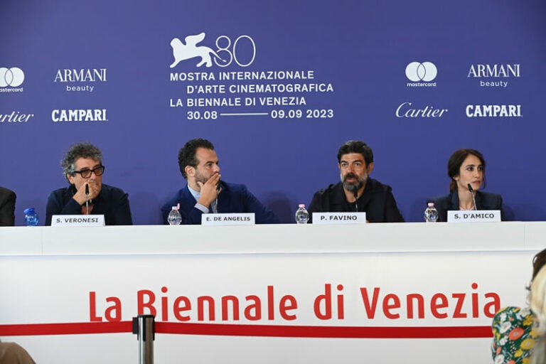 “Forte è colui che va in soccorso dei deboli”, Edoardo De Angelis e Pierfrancesco Favino presentano Comandante a Venezia 80