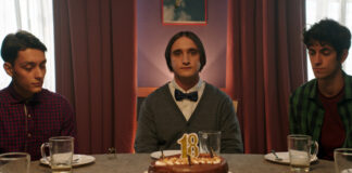 La lunga corsa, Adriano Tardiolo interpreta Giacinto, seduto al tavolo davanti alla torta per il suo diciottesimo compleanno.