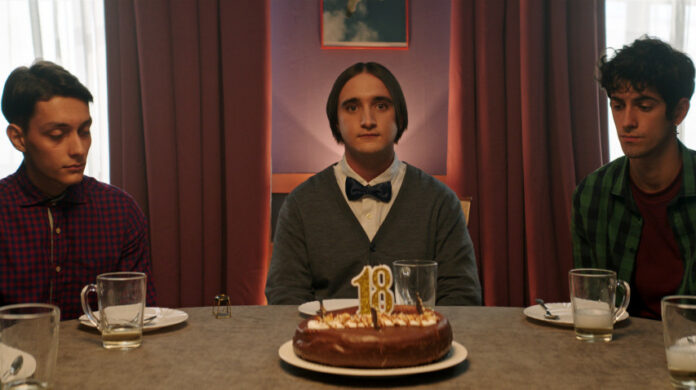 La lunga corsa, Adriano Tardiolo interpreta Giacinto, seduto al tavolo davanti alla torta per il suo diciottesimo compleanno.