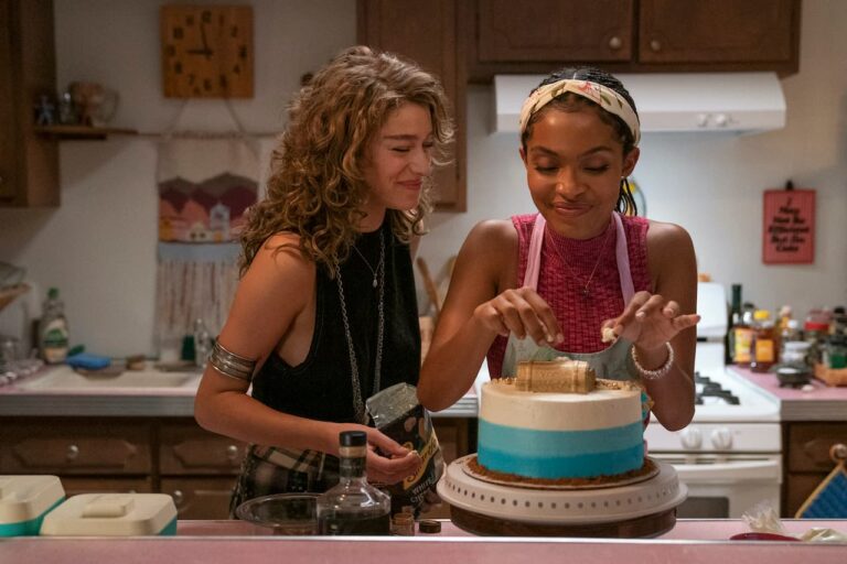 Prime Video svela le prime foto e la data di uscita del film Sitting in Bars With Cake