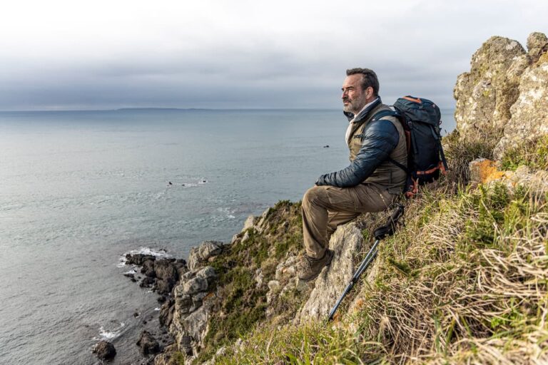 A Passo d’uomo (Sur les chemins noirs) con Jean Dujardin al cinema dal 19 Ottobre