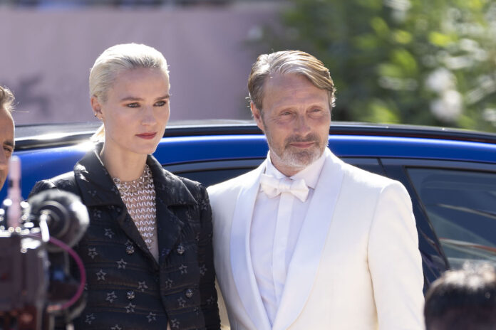 Amanda Collin e Mads Mikkelsen