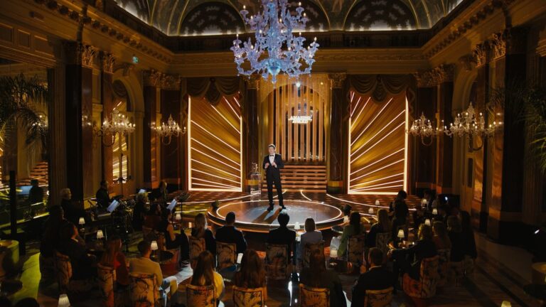 Prime Video ha svelato oggi le prime immagini di Amazing – Fabio De Luigi