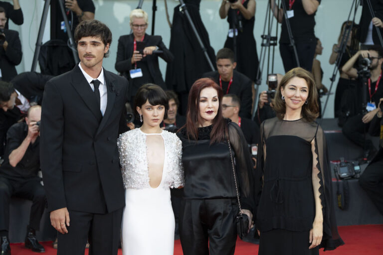 Venezia 80, le foto dal red carpet di Priscilla di Sofia Coppola
