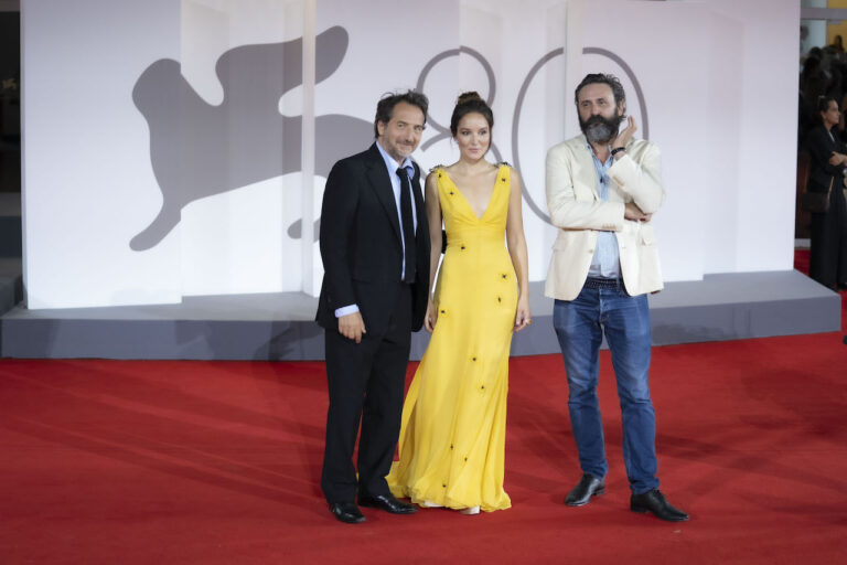 Venezia 80, le foto dal red carpet di Daaaaaali! con Gilles Lellouche
