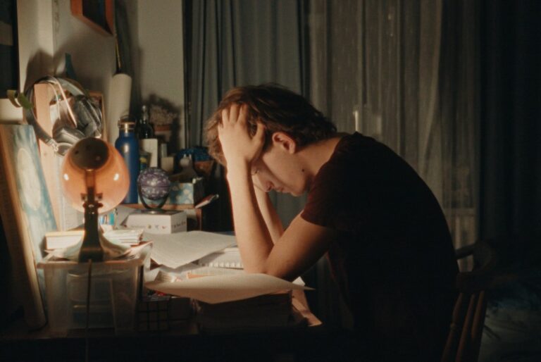 Una spiegazione per tutto, trailer del film dal 1° maggio al cinema Una spiegazione per tutto, trailer del film dal 1° maggio al cinema