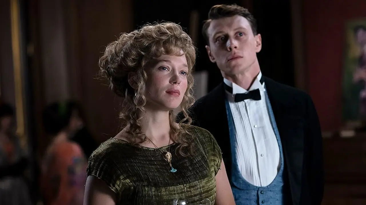 George MacKay e Léa Seydoux in The Beast