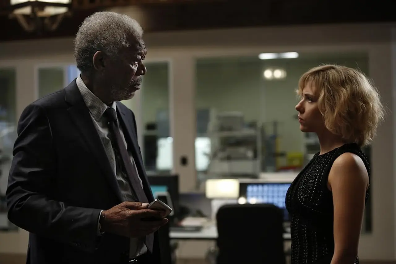 Morgan Freeman e Scarlett Johansson in Lucy