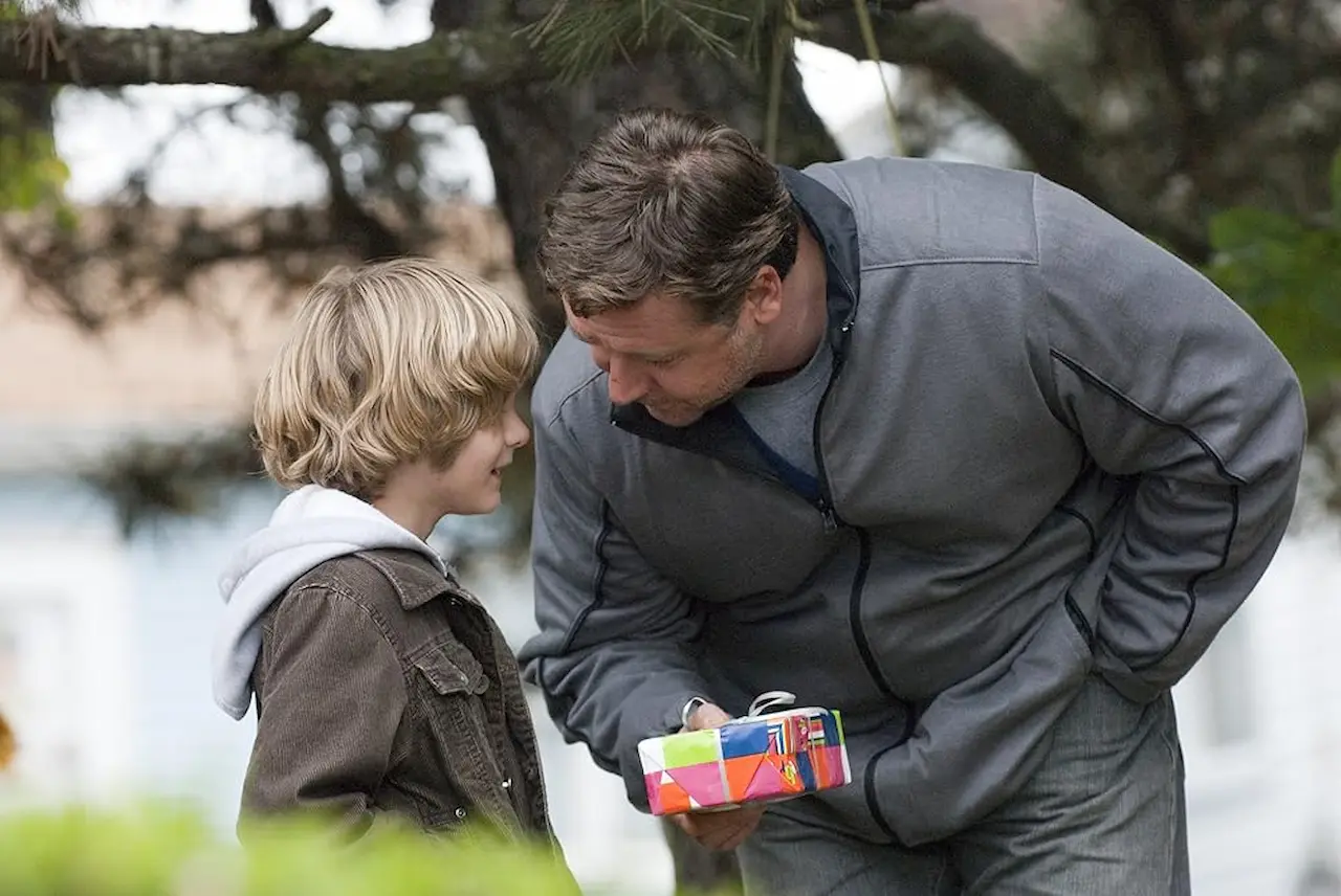 Russell Crowe e Ty Simpkins in The Next Three Days