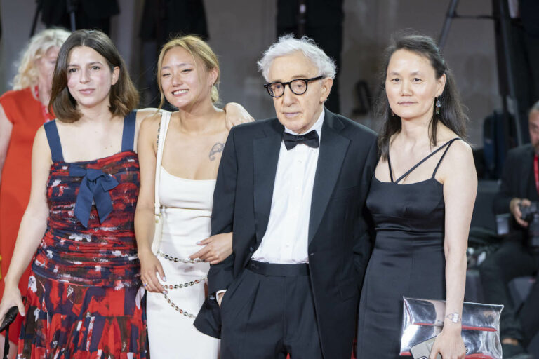 Venezia 80, le foto dal red carpet di Coup De Chance di Woody Allen